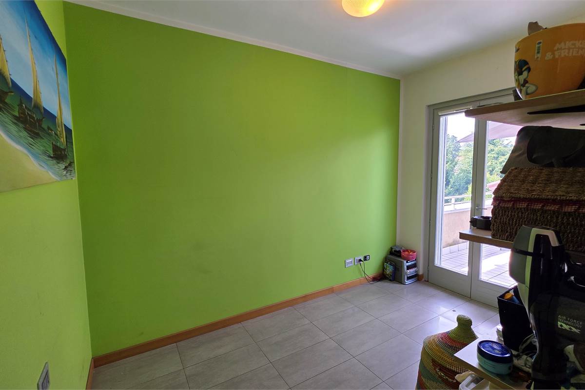 Ampio Trilocale a Cantù con box e cantina 