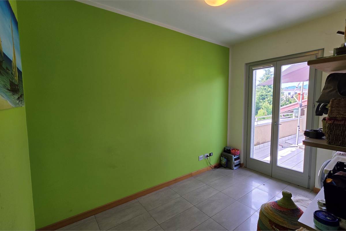 Ampio Trilocale a Cantù con box e cantina 
