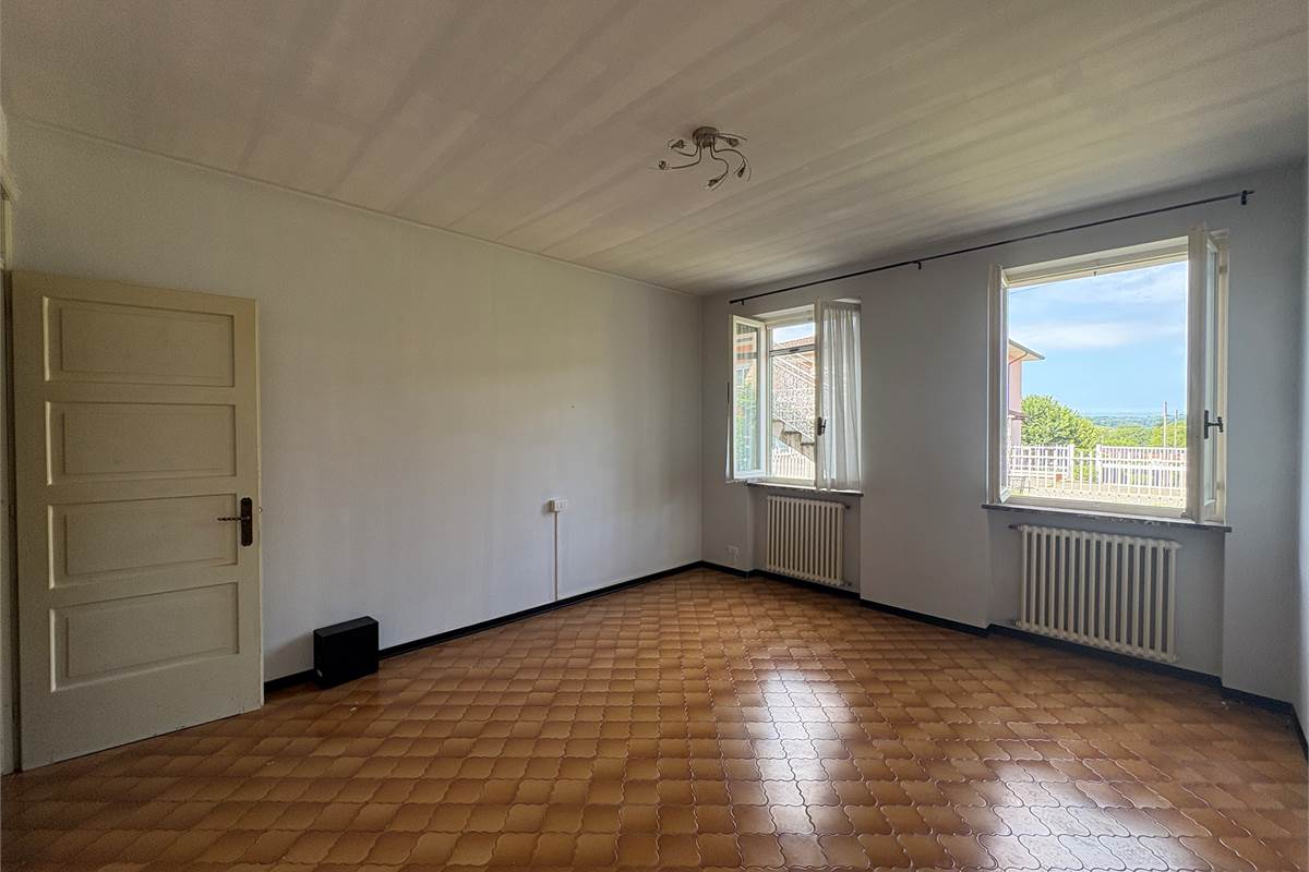 Trilocale al piano terra con posto auto e giardino a Viggiù!