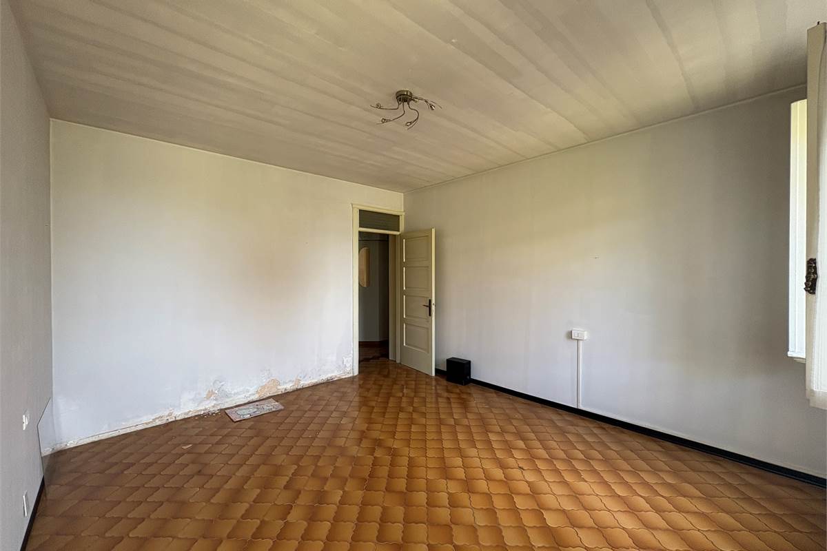 Trilocale al piano terra con posto auto e giardino a Viggiù!