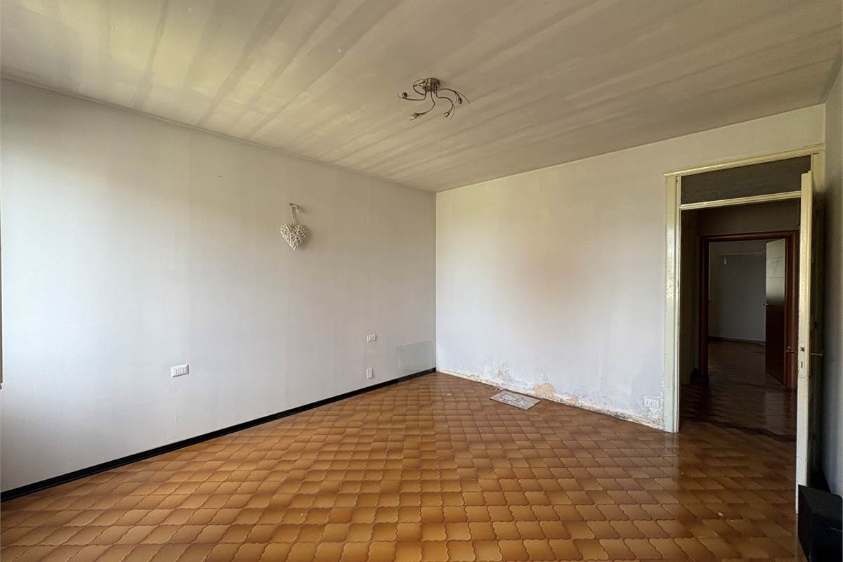 Trilocale al piano terra con posto auto e giardino a Viggiù!