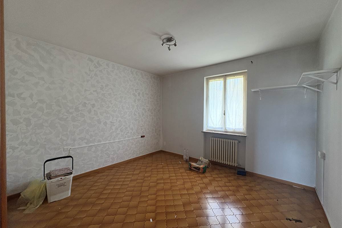 Trilocale al piano terra con posto auto e giardino a Viggiù!