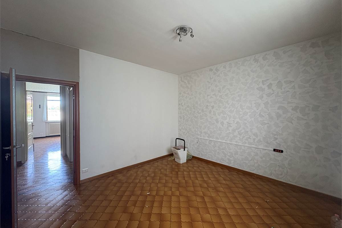 Trilocale al piano terra con posto auto e giardino a Viggiù!