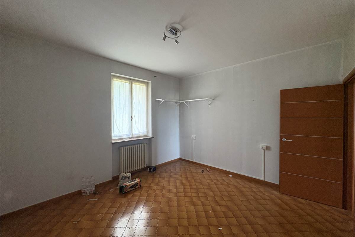 Trilocale al piano terra con posto auto e giardino a Viggiù!
