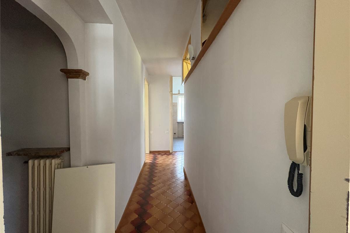 Trilocale al piano terra con posto auto e giardino a Viggiù!