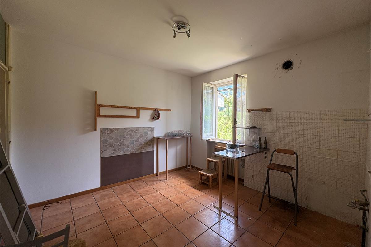 Trilocale al piano terra con posto auto e giardino a Viggiù!