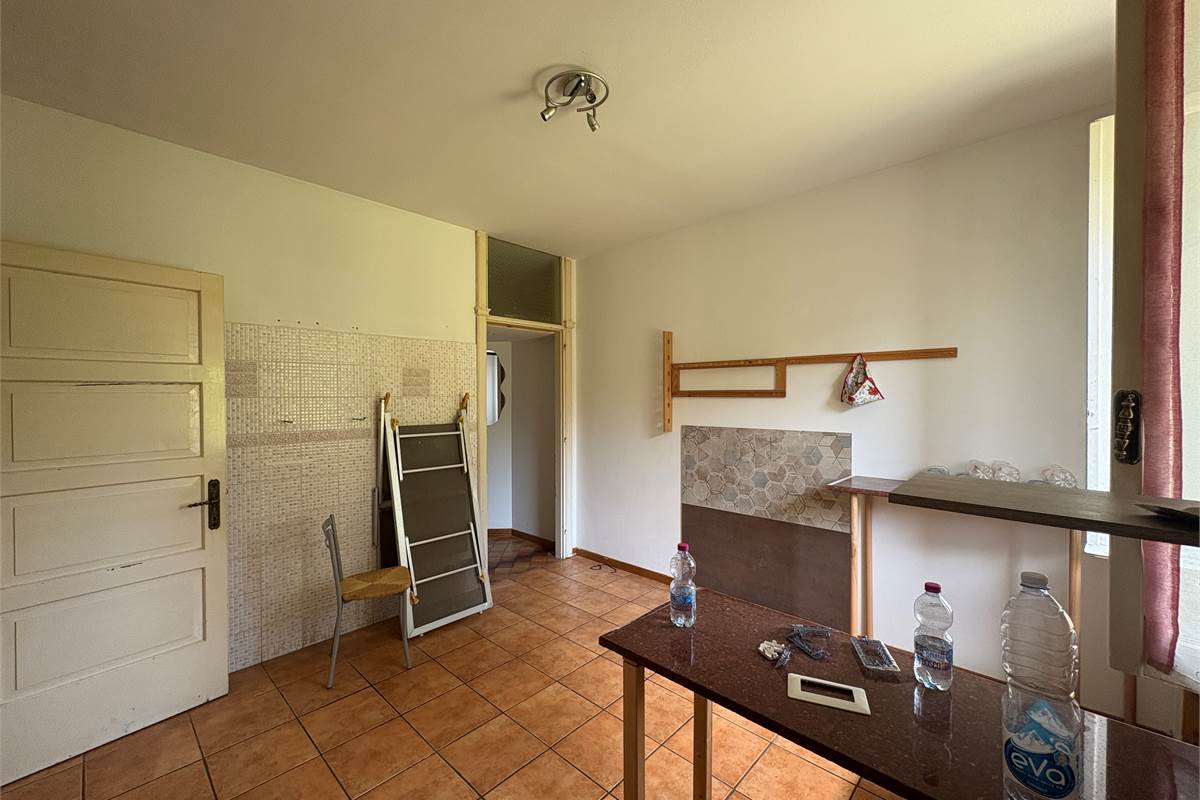 Trilocale al piano terra con posto auto e giardino a Viggiù!