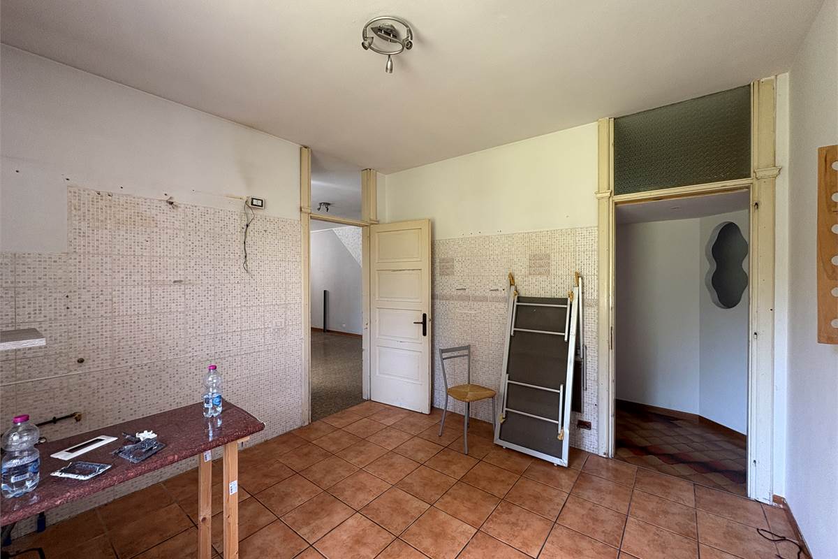 Trilocale al piano terra con posto auto e giardino a Viggiù!