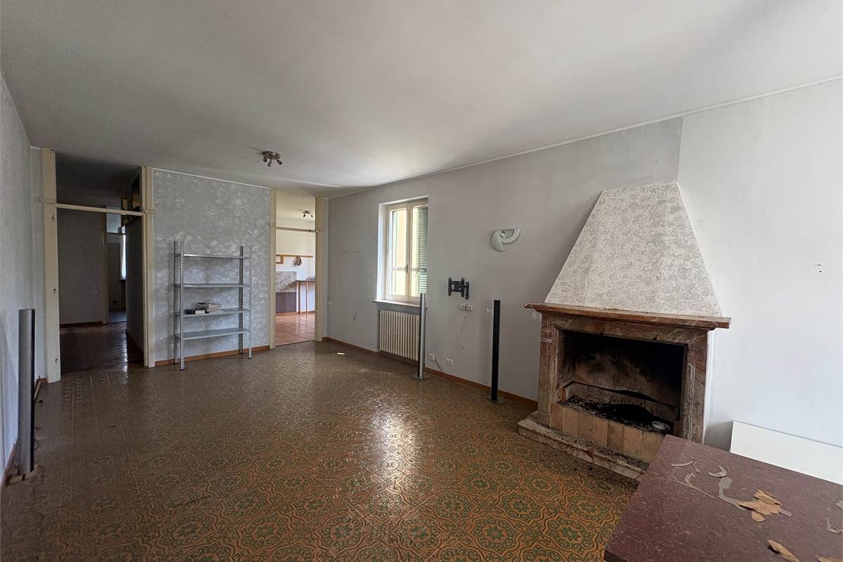 Trilocale al piano terra con posto auto e giardino a Viggiù!