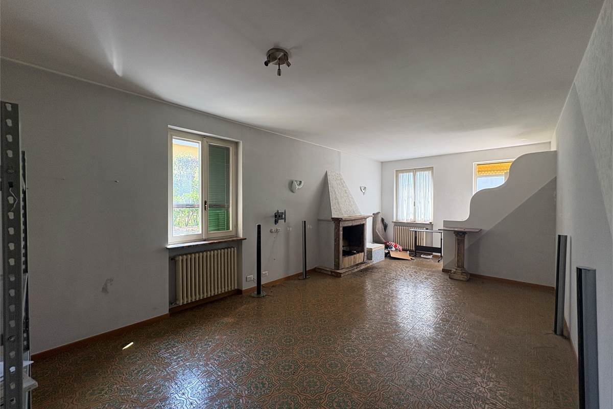 Trilocale al piano terra con posto auto e giardino a Viggiù!