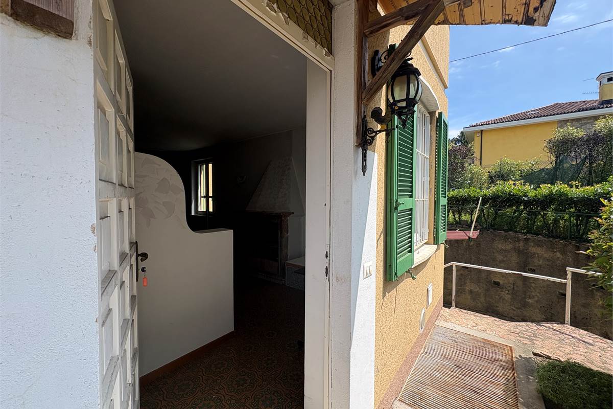 Trilocale al piano terra con posto auto e giardino a Viggiù!