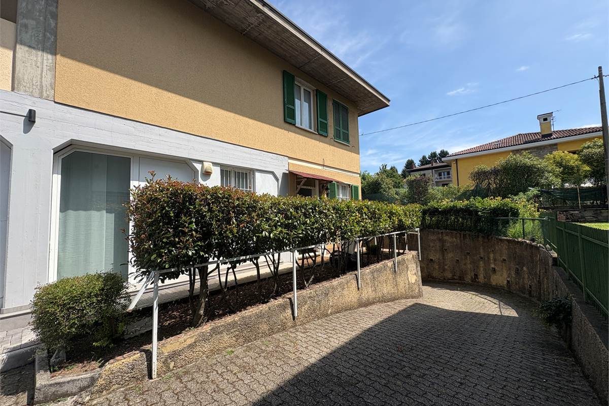 Trilocale al piano terra con posto auto e giardino a Viggiù!