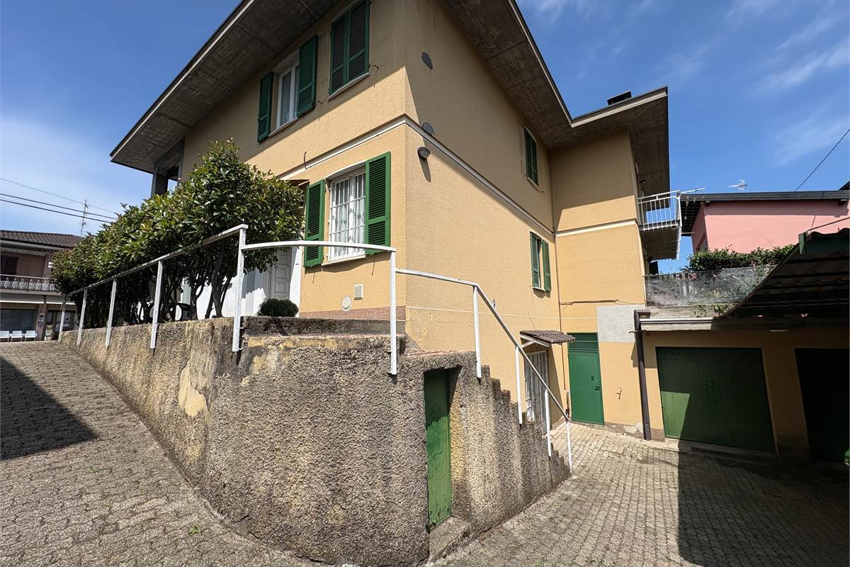 Trilocale al piano terra con posto auto e giardino a Viggiù!