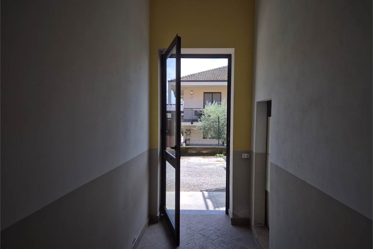 Trilocale ristrutturato con autorimessa a Cermenate 
