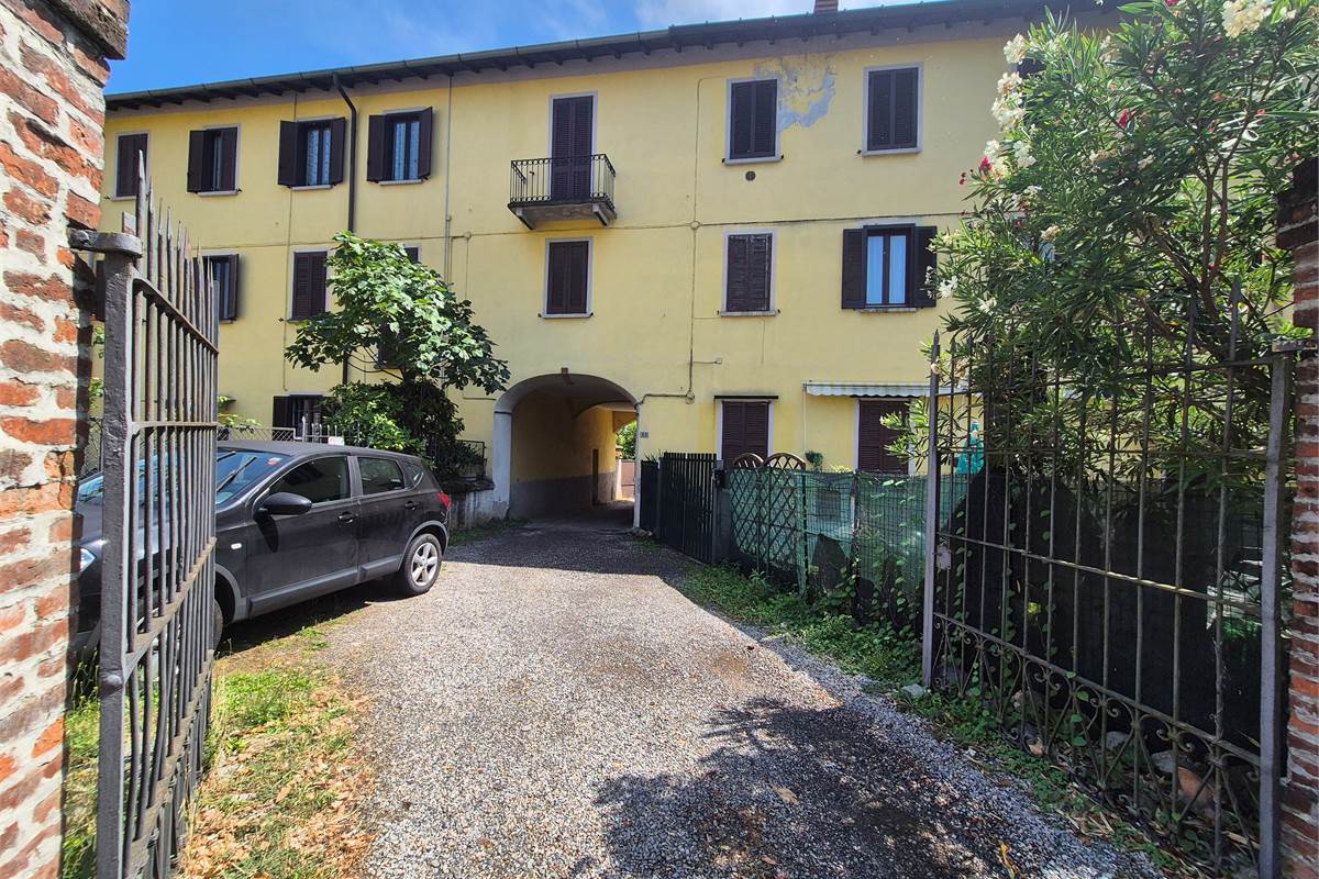 Trilocale ristrutturato con autorimessa a Cermenate 