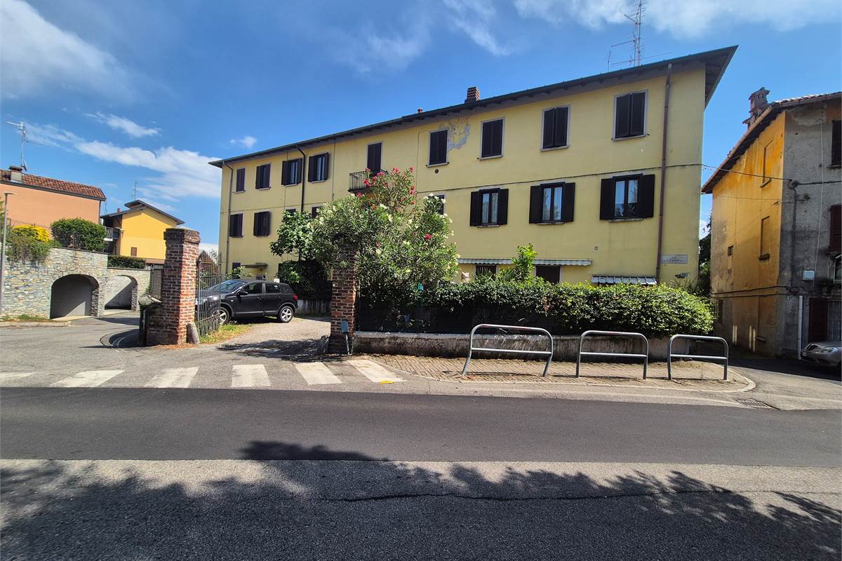Trilocale ristrutturato con autorimessa a Cermenate 