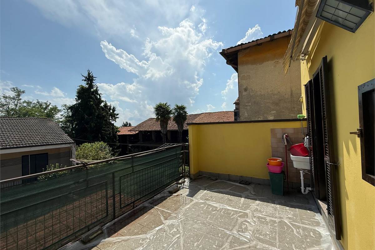 Trilocale ristrutturato con autorimessa a Cermenate 