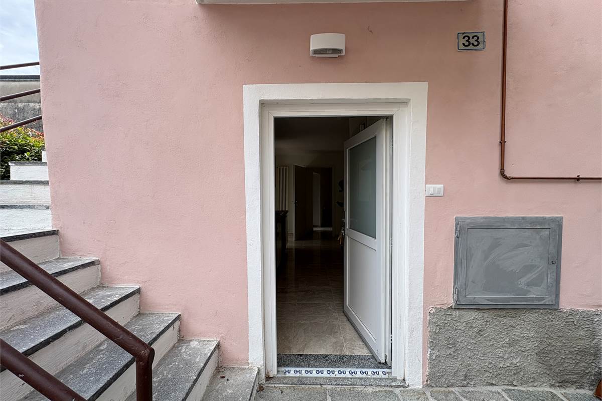  Bilocale ristrutturato a nuovo con area esterna ad Arona