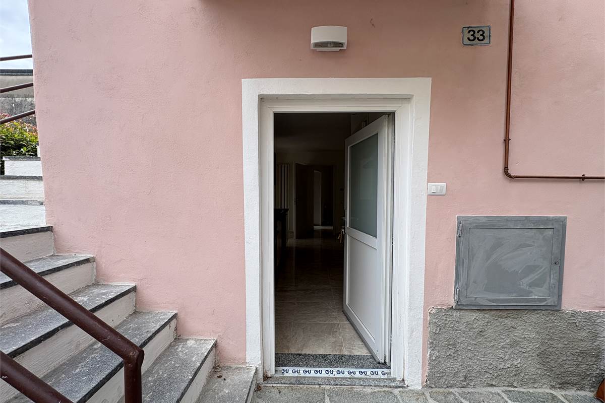  Bilocale ristrutturato a nuovo con area esterna ad Arona