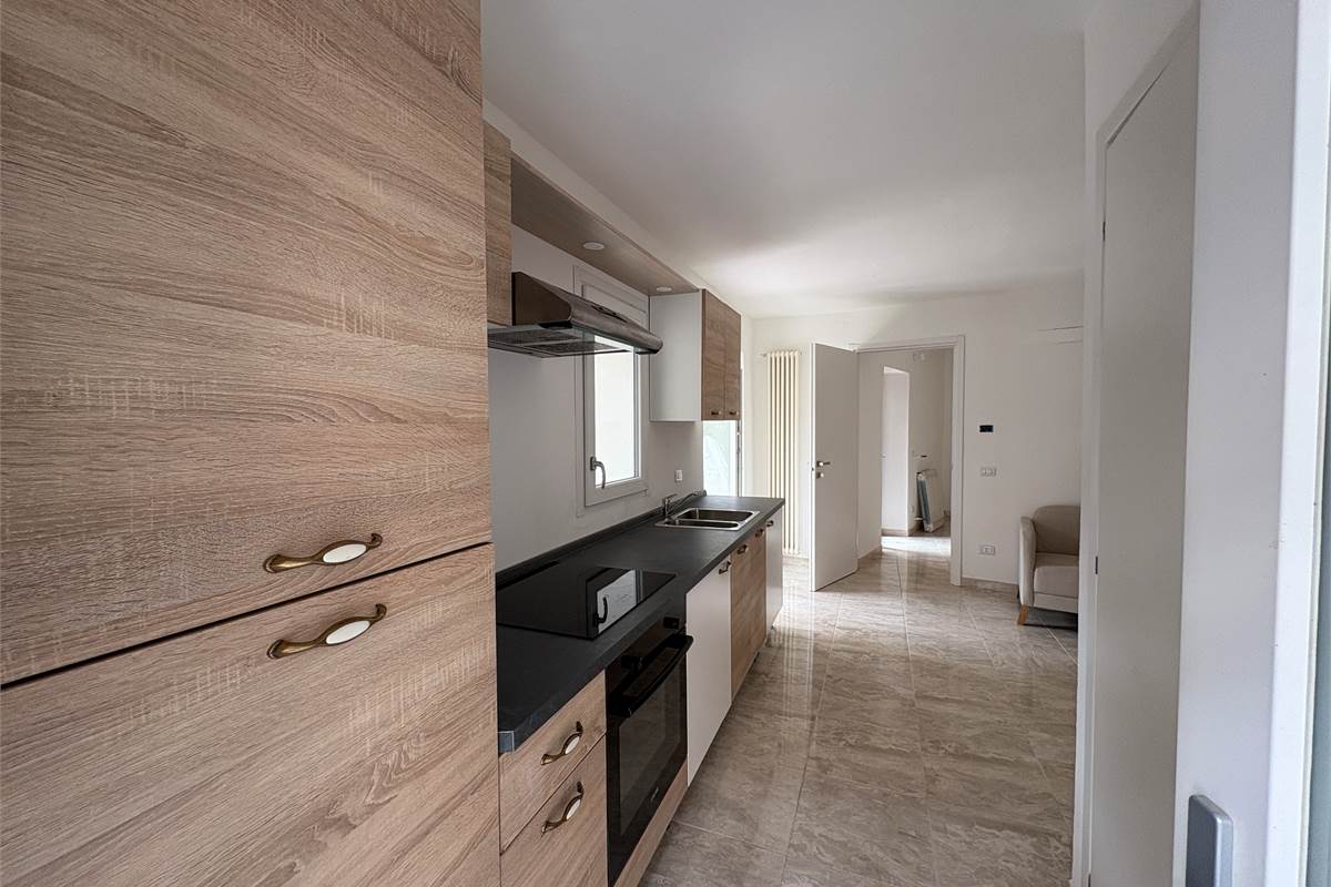  Bilocale ristrutturato a nuovo con area esterna ad Arona