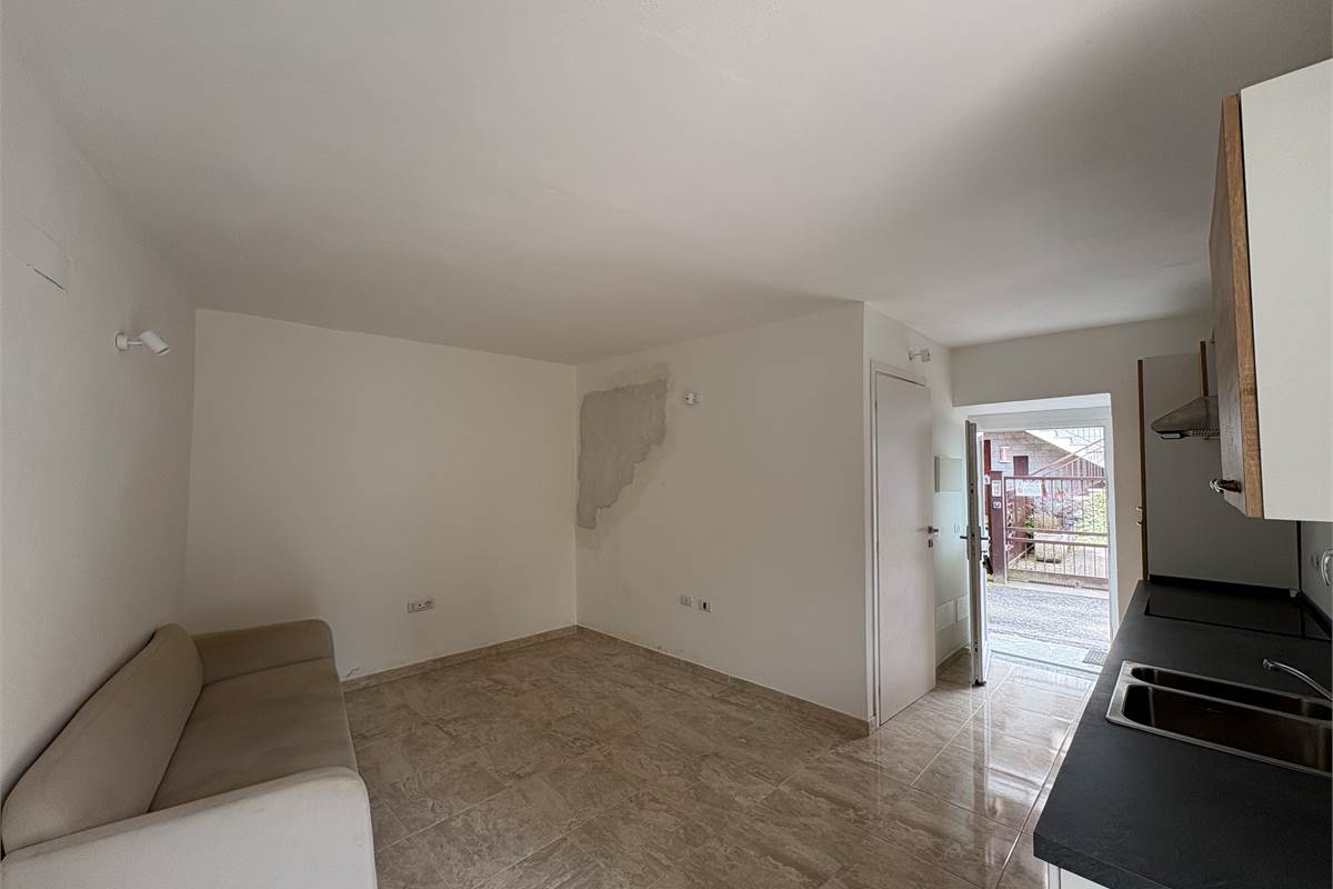  Bilocale ristrutturato a nuovo con area esterna ad Arona