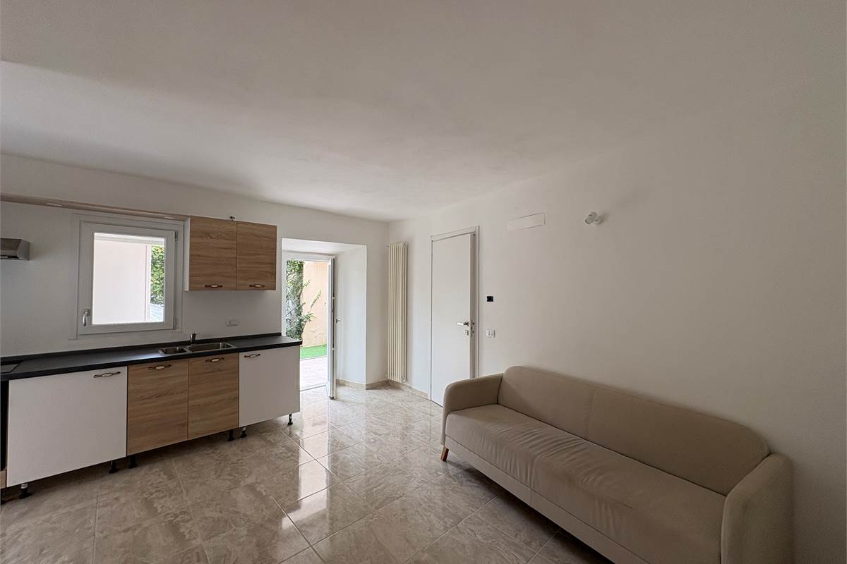  Bilocale ristrutturato a nuovo con area esterna ad Arona