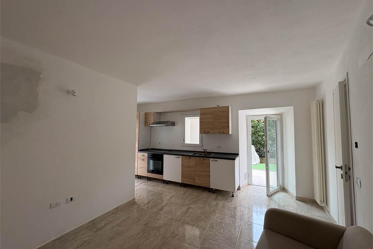  Bilocale ristrutturato a nuovo con area esterna ad Arona