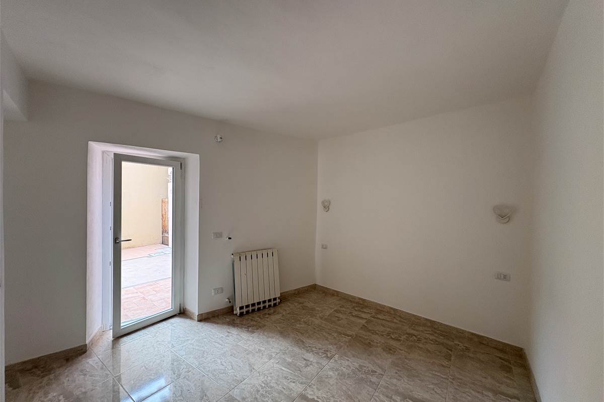  Bilocale ristrutturato a nuovo con area esterna ad Arona