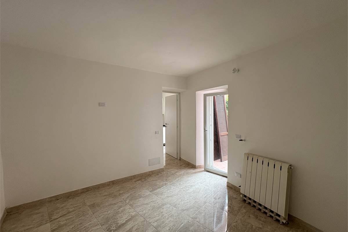  Bilocale ristrutturato a nuovo con area esterna ad Arona