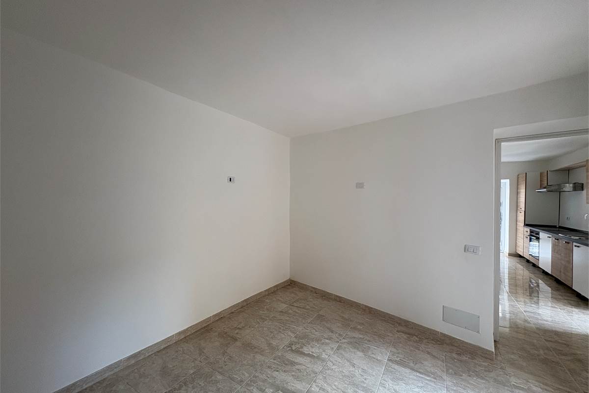  Bilocale ristrutturato a nuovo con area esterna ad Arona