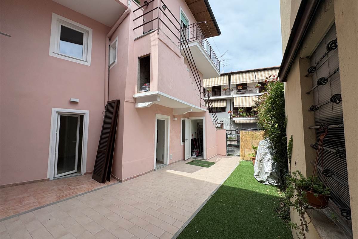  Bilocale ristrutturato a nuovo con area esterna ad Arona