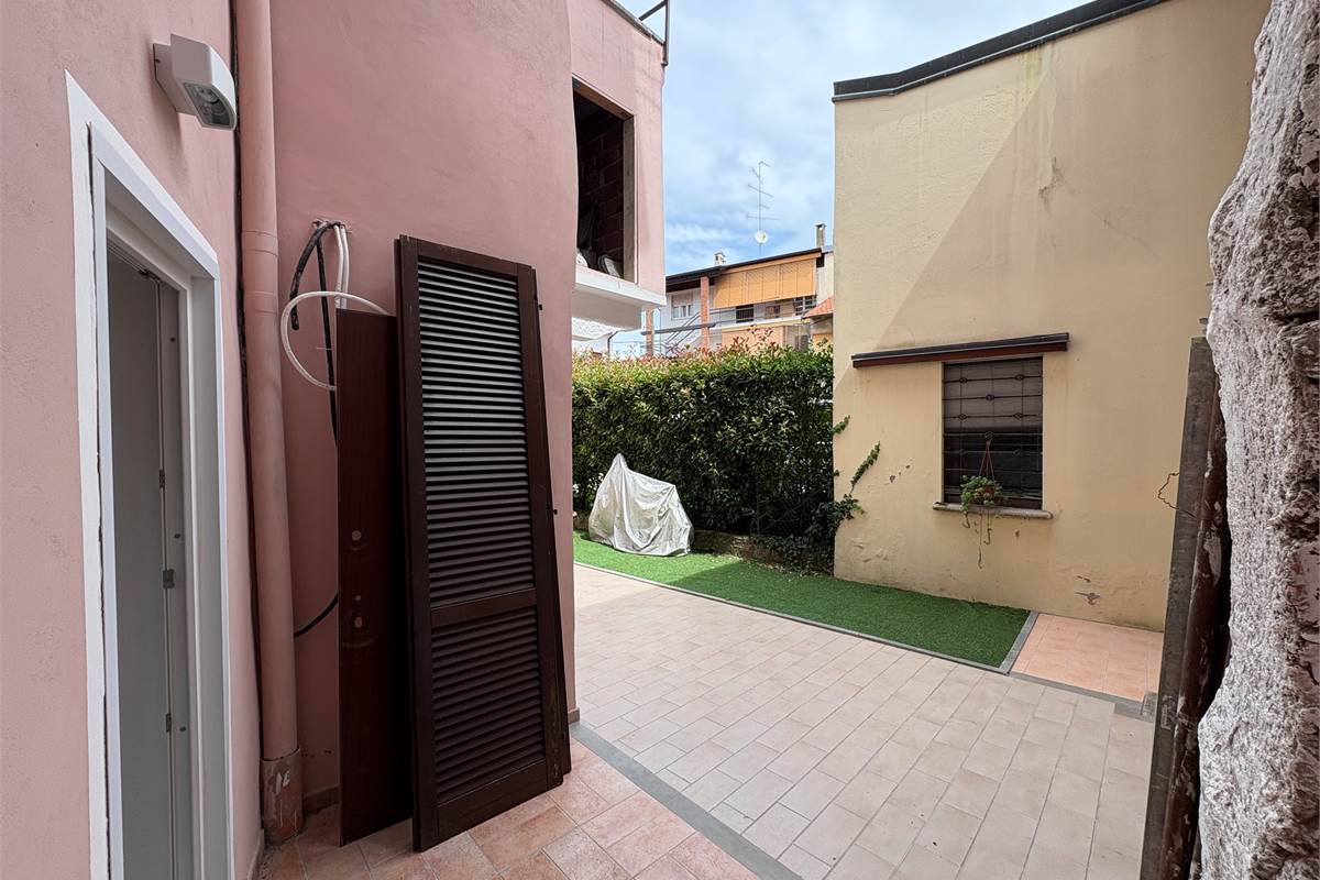  Bilocale ristrutturato a nuovo con area esterna ad Arona