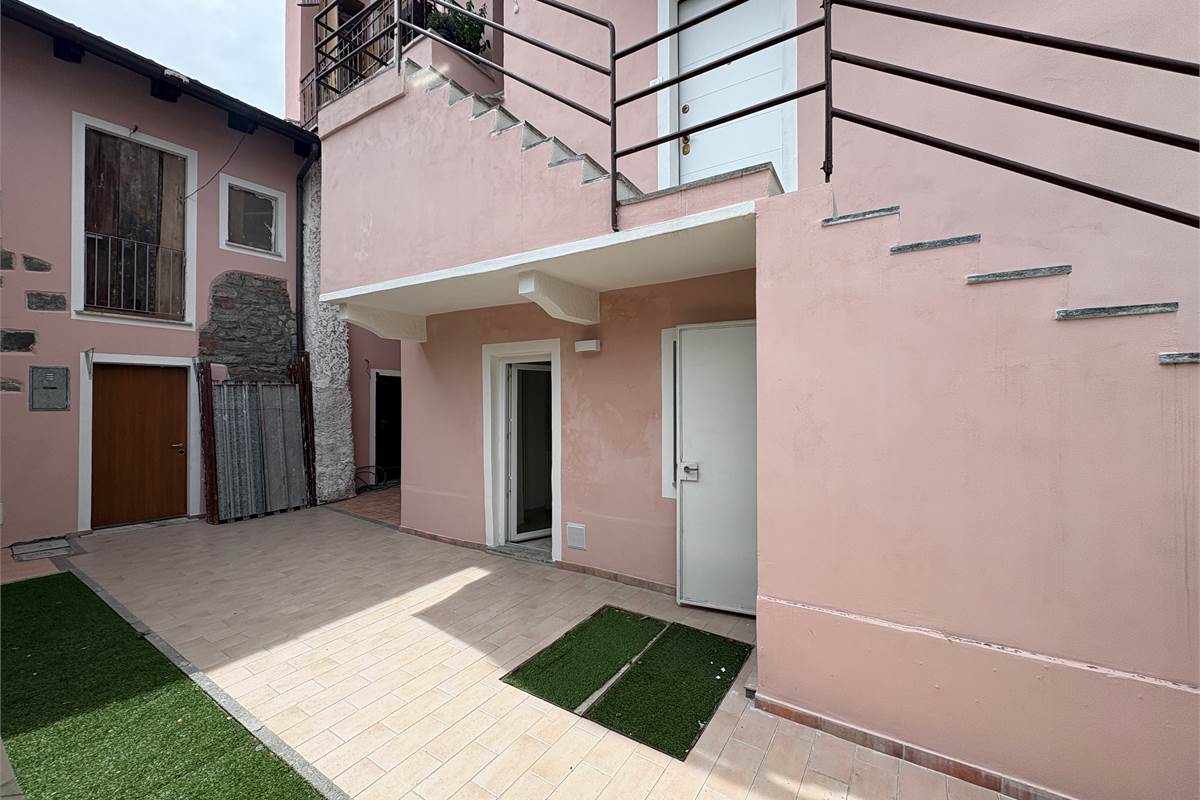  Bilocale ristrutturato a nuovo con area esterna ad Arona