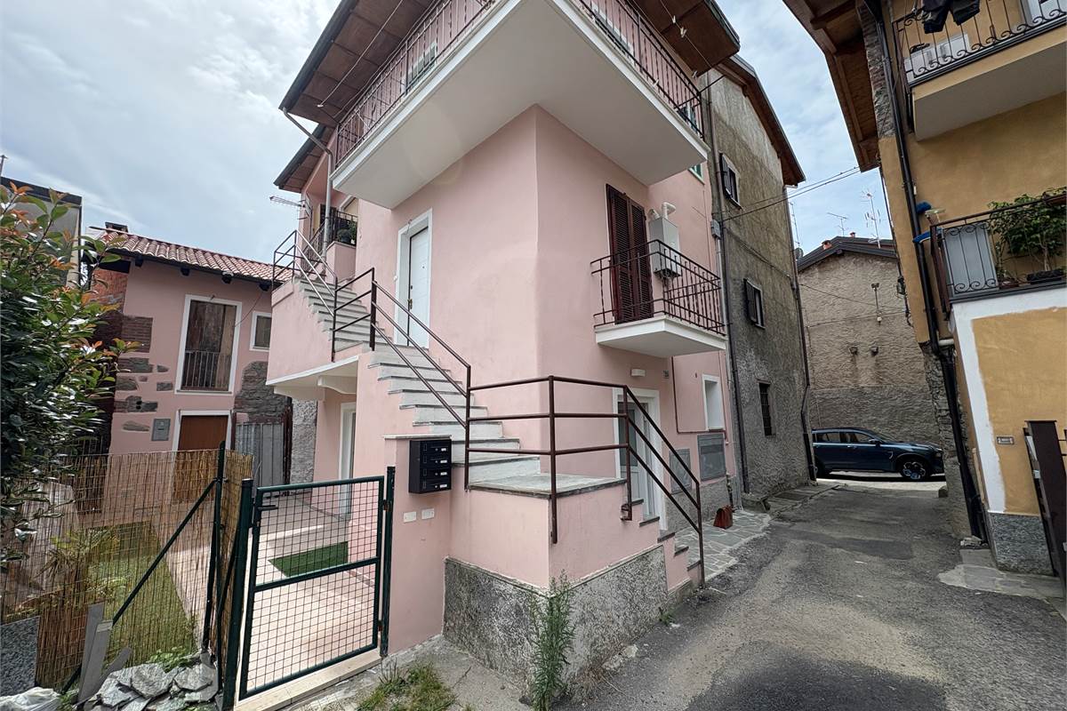  Bilocale ristrutturato a nuovo con area esterna ad Arona