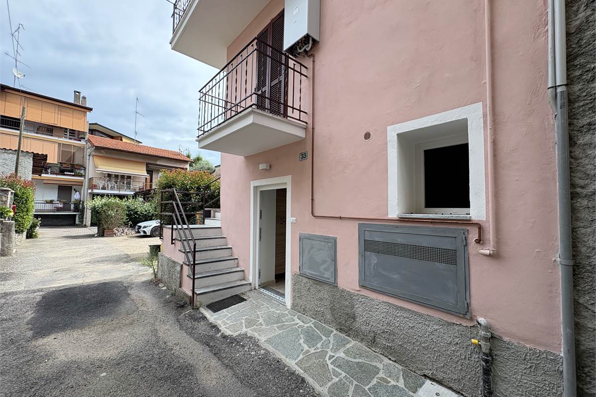  Bilocale ristrutturato a nuovo con area esterna ad Arona