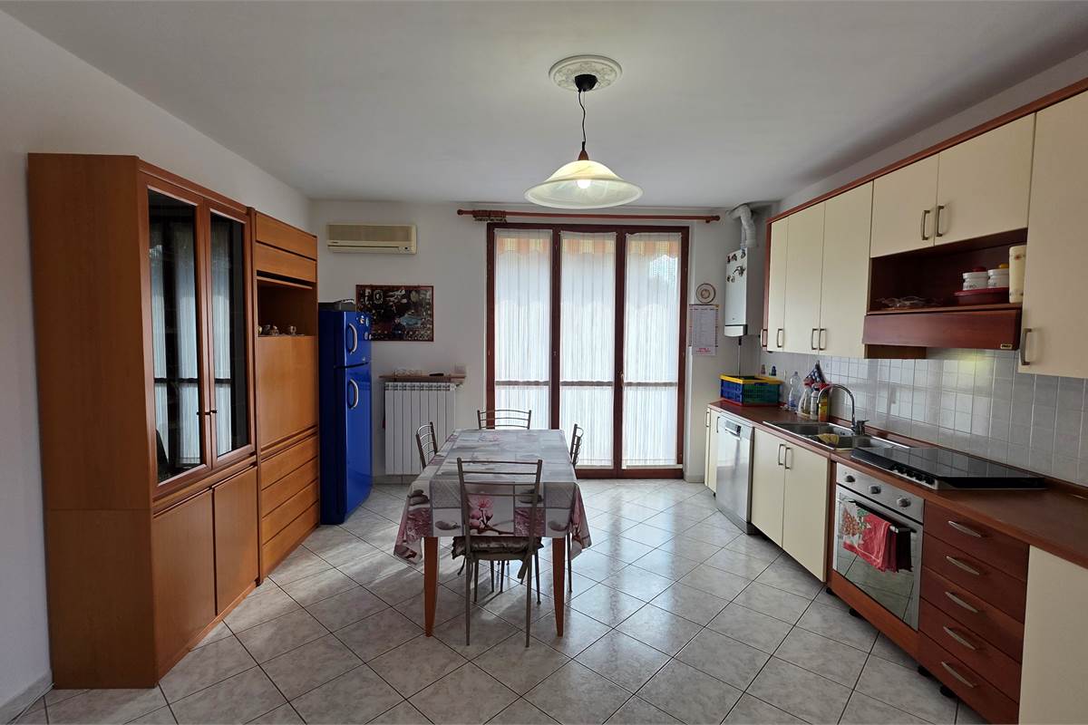 Bilocale con box triplo a Limido Comasco