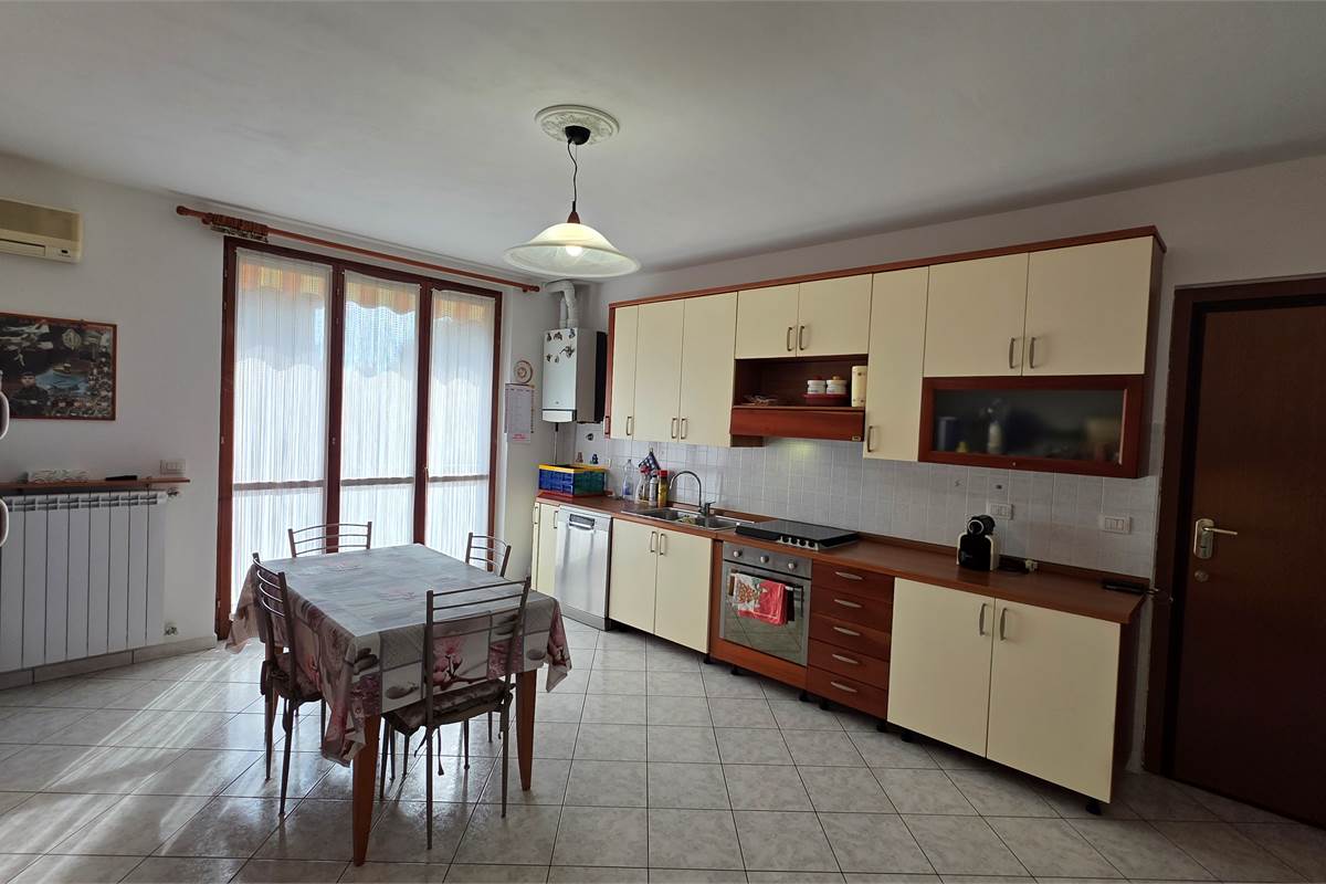 Bilocale con box triplo a Limido Comasco