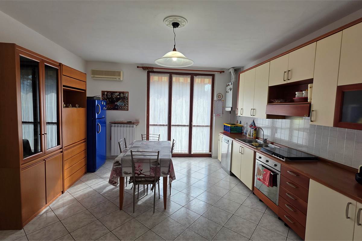 Bilocale con box triplo a Limido Comasco