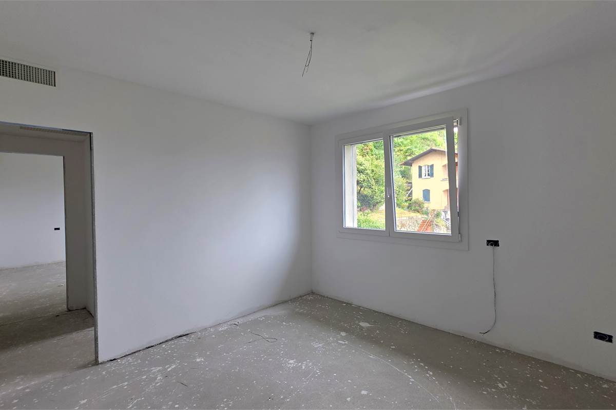 Ampio trilocale NUOVO con vista lago