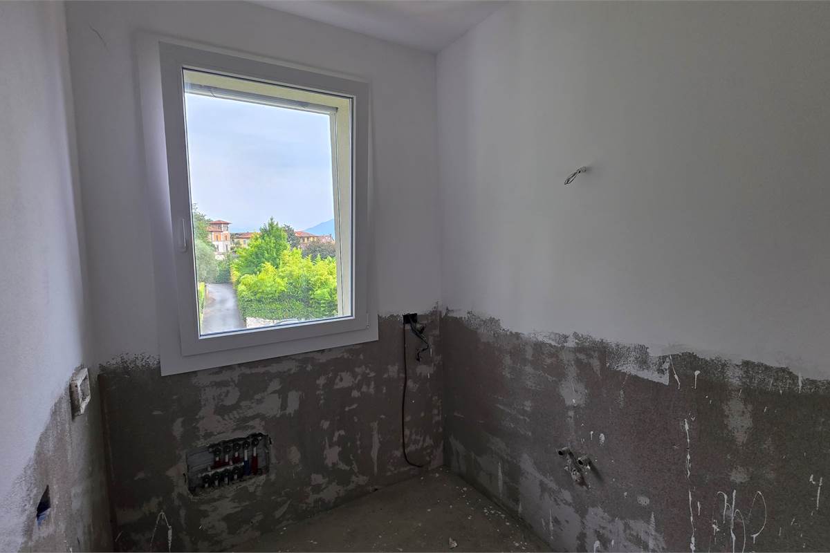 Ampio trilocale NUOVO con vista lago