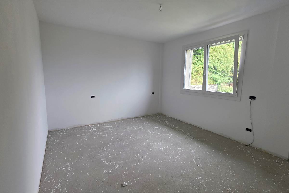 Ampio trilocale NUOVO con vista lago