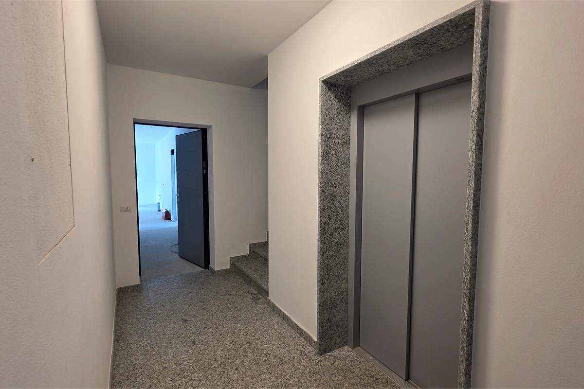 Ampio trilocale NUOVO con vista lago