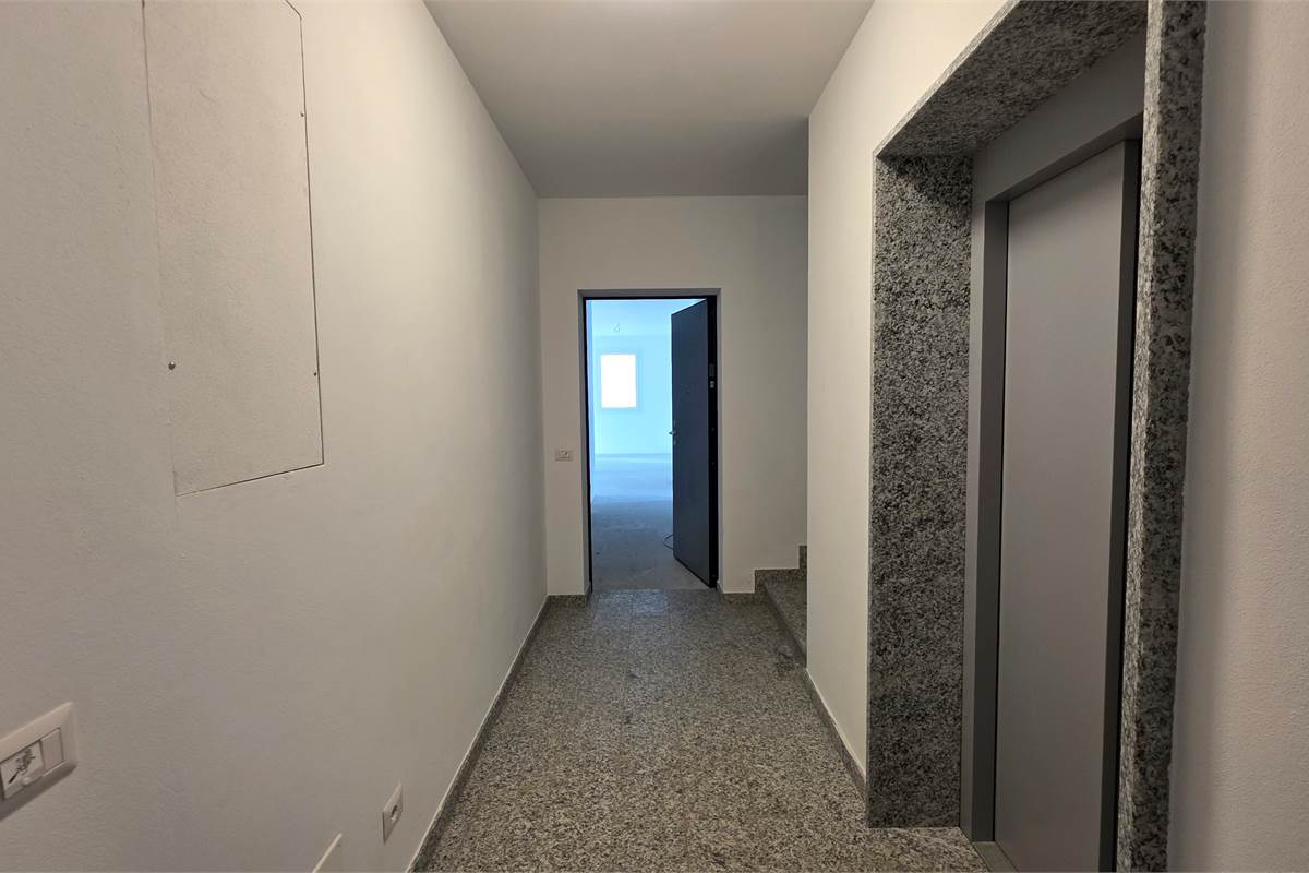 Ampio trilocale NUOVO con vista lago