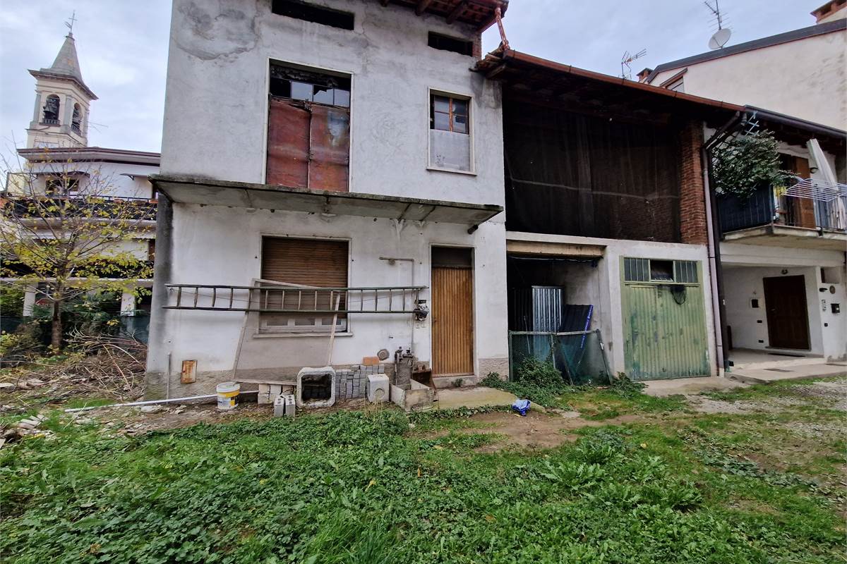 Porzione di casa con giardino e autorimessa doppia