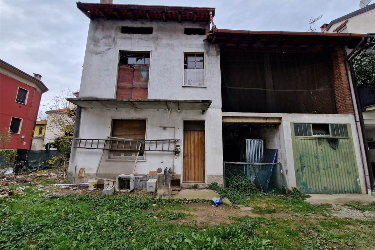 Porzione di casa con giardino e autorimessa doppia