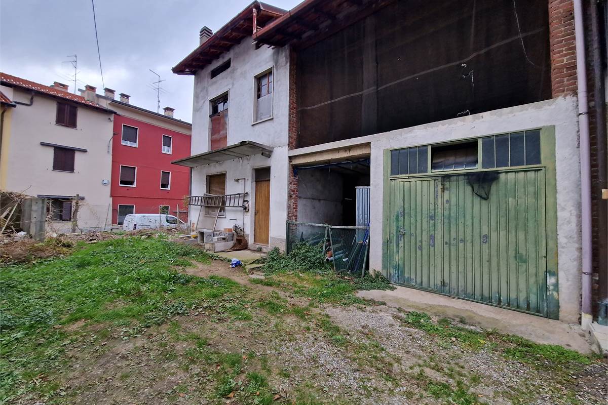 Porzione di casa con giardino e autorimessa doppia