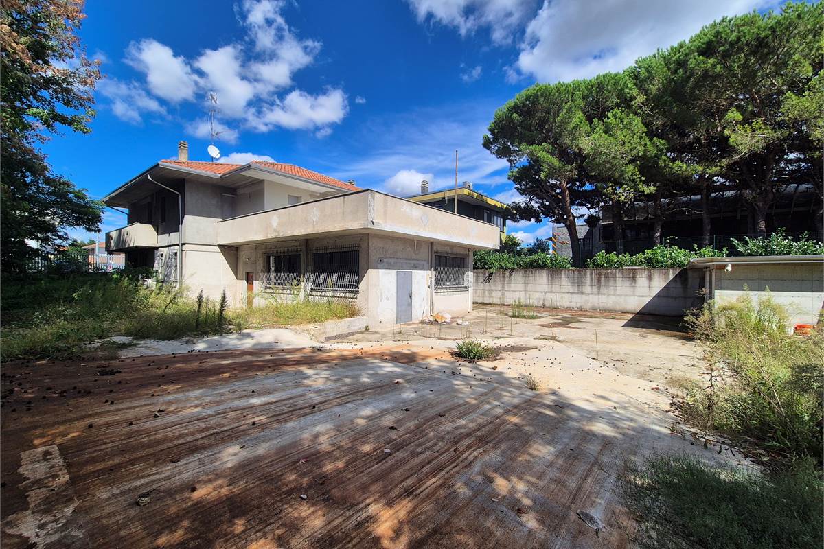 Casa indipendente con due appartamenti 