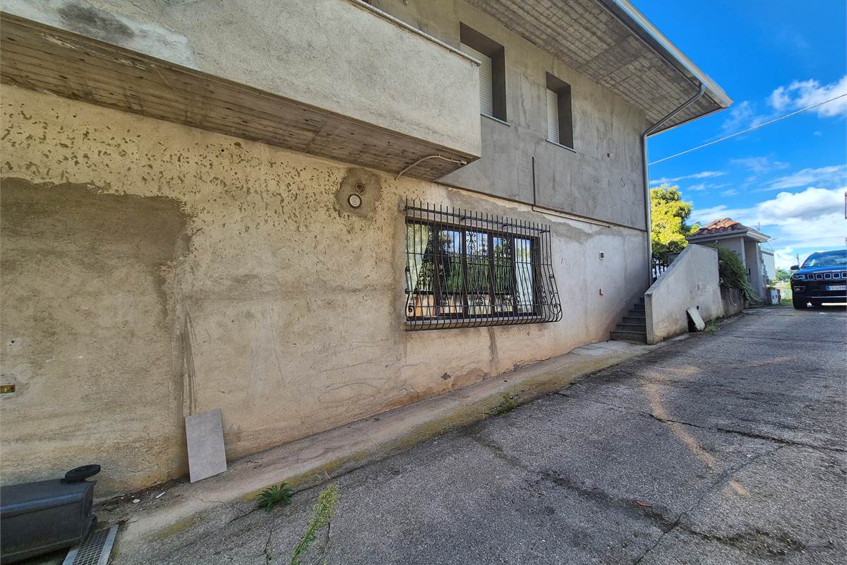 Casa indipendente con due appartamenti 