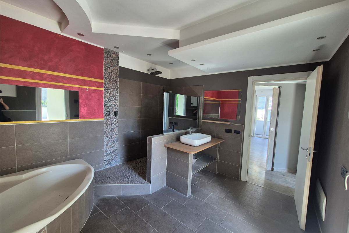 Casa indipendente con due appartamenti 