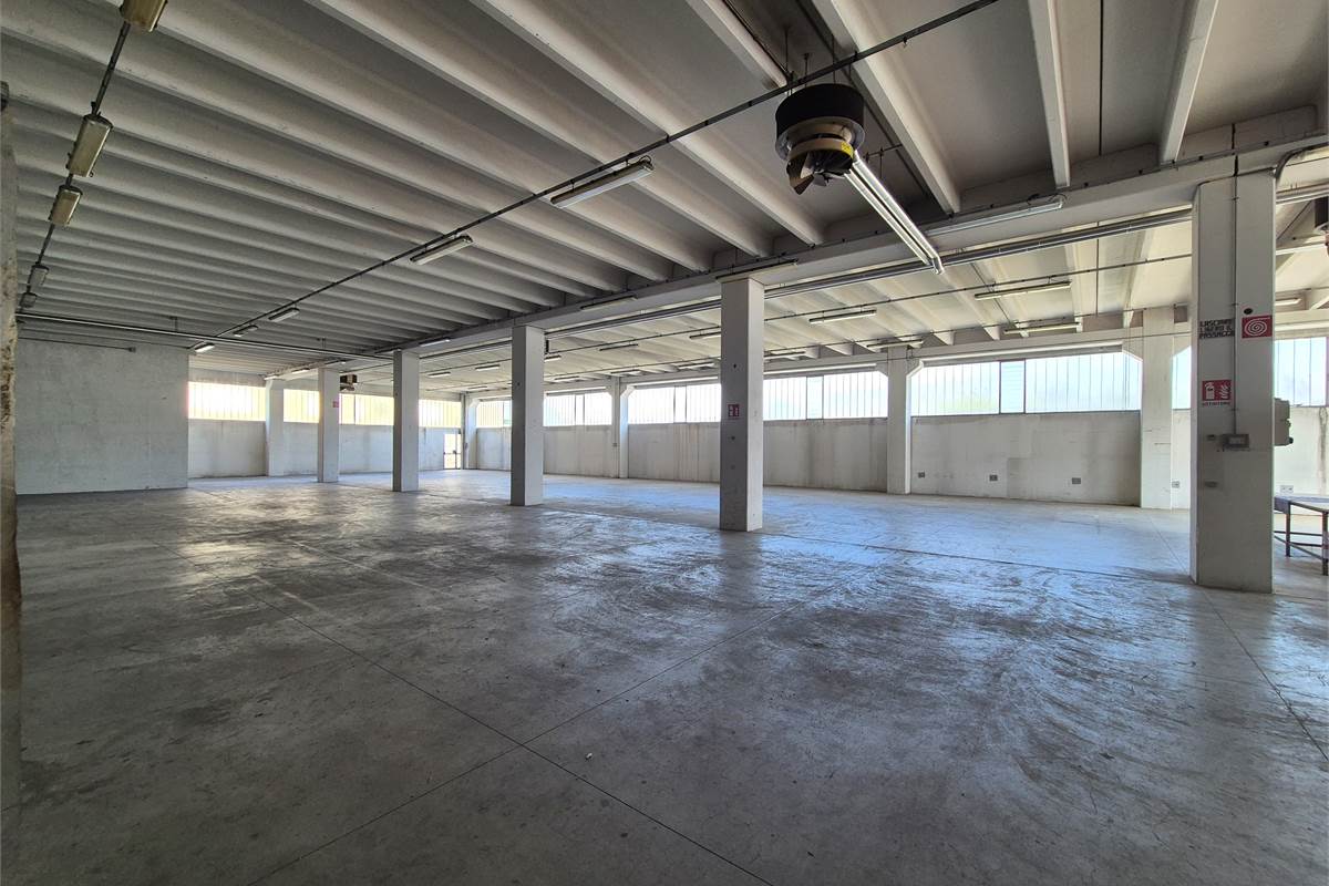 Capannone ad uso industriale in locazione